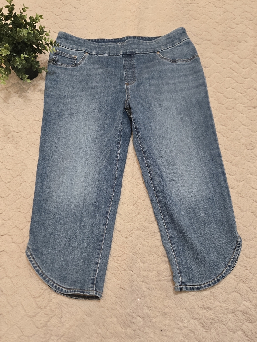 Chico's Light Wash Pull-On Dolphin-Hemmed Capri Jeans, Chico's Size 2 - US 12